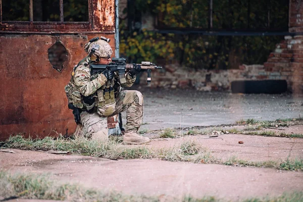 Kyiv Ukraine Outubro 2017 Soldado Aponta Com Rifle Joelho Durante — Fotografia de Stock