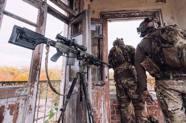 Kiev, Ukrayna 14 Ekim 2017: iki keskin nişancılar airsoft askeri simülasyon oyunu Kiev, Ukrayna Ekim ayında sırasında eski pencereden dışarı bakmak 14,2017.
