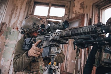 Sniper tüfeğinden amaçlayan. Seçici odak