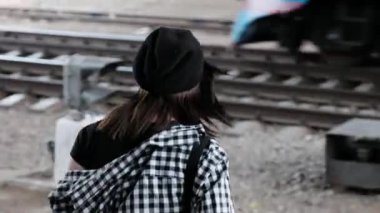 Ne zaman o aniden durur ve tarafından geçen tren görür bir kız tren geçiyor