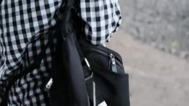 Bir kızın arkadan görünüm kabaca her demiryolu üzerinde adım tren geçiyor