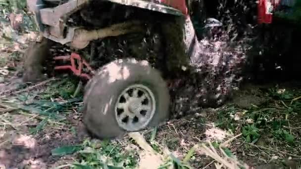 En jeep rider tillbaka genom leran — Stockvideo