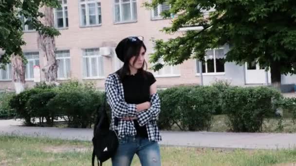 An offended girl is walking along the streets, crossing her hands — Stock Video