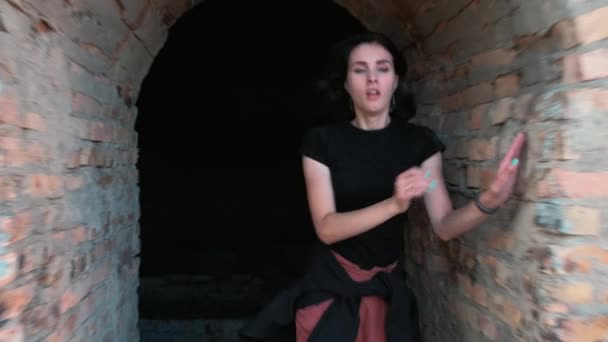 En rädd ung kvinna löper ut från en mörk plats och suckar med en lättnad, känsla glad till har rymt från något skrämmande — Stockvideo