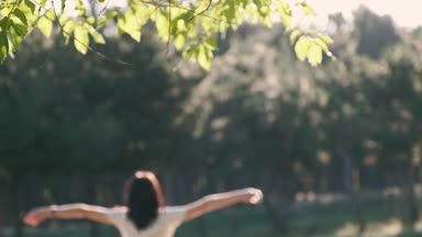 Genç güzel kadın bir neşeyle dönüm yuvarlak yeşil parlayan geride bırakır