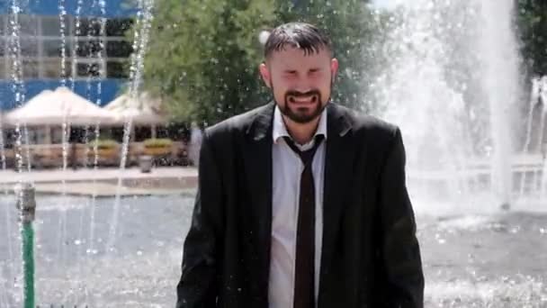 En man, som står i en fontän, gråter bittert — Stockvideo