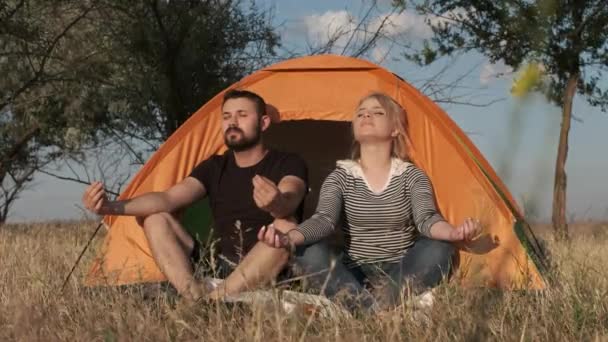 Twee mensen in een tent mediteren samen — Stockvideo