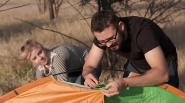 Genç bir çift çubuklar çadır