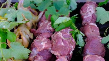 Taze et şiş kebap yemek için üzüm yaprakları ile kaplı.