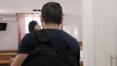 İki kişi bir otel odasına gel de bir kadın bir görünüm için perdeyi kaldırdı