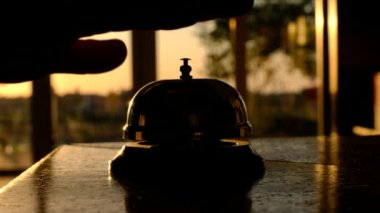 Biri zili üzerinden hala batan güneşin ışıkları gelmek windows karşı yalan