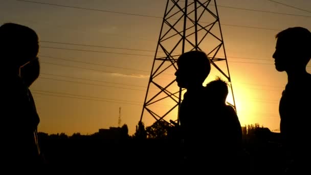 Silhuetas de meninos, correndo em um treinamento contra o pôr do sol — Vídeo de Stock