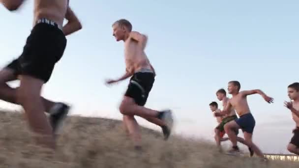 Jonge jongens zijn joggen op een veld — Stockvideo