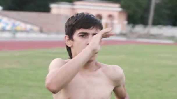 Uma visão de um menino, boxe na frente de uma câmera — Vídeo de Stock