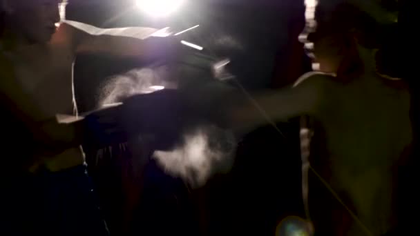 Silhouetten van twee jonge boksers vechten tegen de lichten — Stockvideo