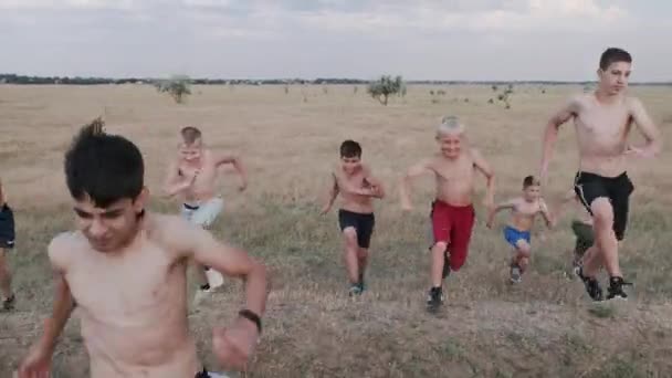 Opleiding van de kinderen in de natuurlijke omgeving. Intensieve werking van tieners. Kickboksen, martial arts. — Stockvideo