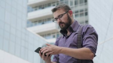 Bir adam bir numara cevap vermiyor ve bir telefon görüşmesi yapar