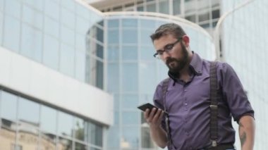 Ciddi görünümlü adam yürüyüş ve bir telefonda konuşurken