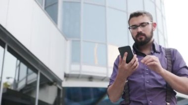 Bir adam bir sayı toplama sırasında yürüyor