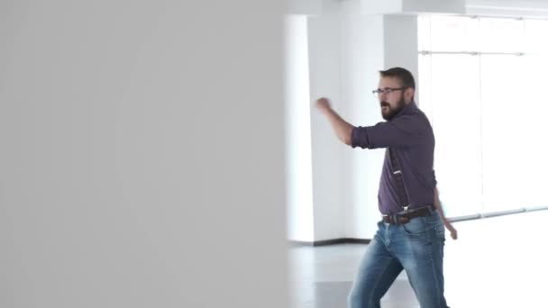 Un homme danse ridicule dans le couloir — Video