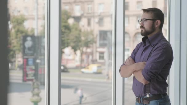 Een man is kijken naar de weergave fom een panoramisch venster en vervolgens is hij het nemen van de oproep — Stockvideo