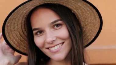 Genç güzel kadının yüzü gülen bir close-up