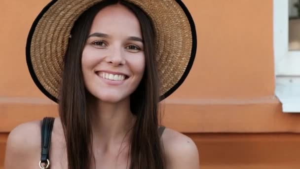 Ένα κοντινό πλάνο του νεαρή όμορφη γυναικεία χαμογελαστό πρόσωπο — Αρχείο Βίντεο