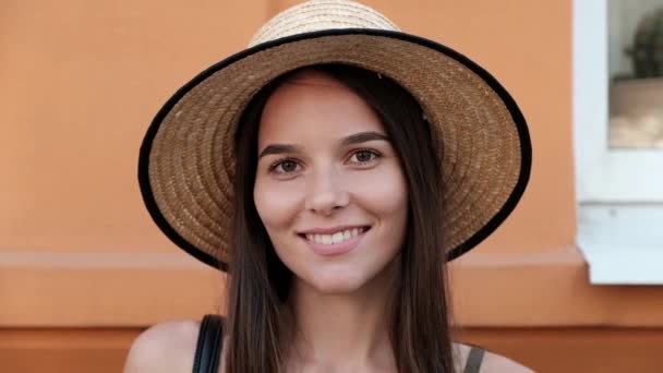 Genç güzel kadının yüzü gülen bir close-up — Stok video