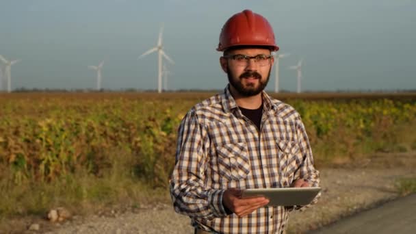 Инженер за работой на ветряной электростанции — стоковое видео