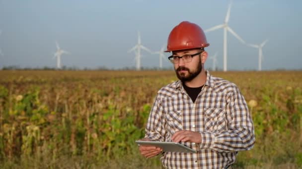 A turbina szélerőmű munkahelyi mérnök. Lassú mozgás — Stock videók