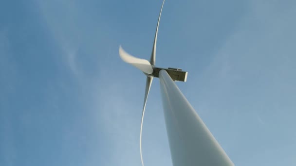 電力生産のために風車。ボトムアップ ビュー — ストック動画