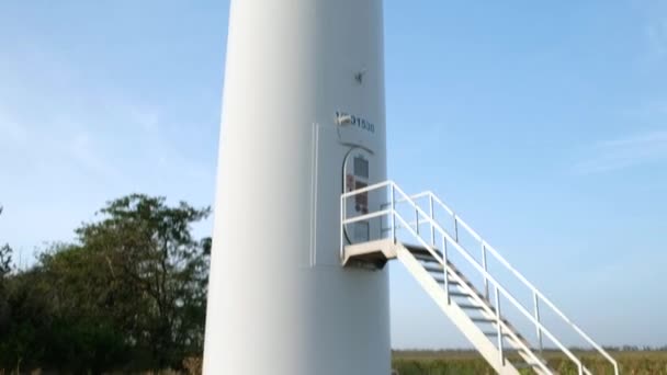 電力生産のために風車。ボトムアップ ビュー — ストック動画