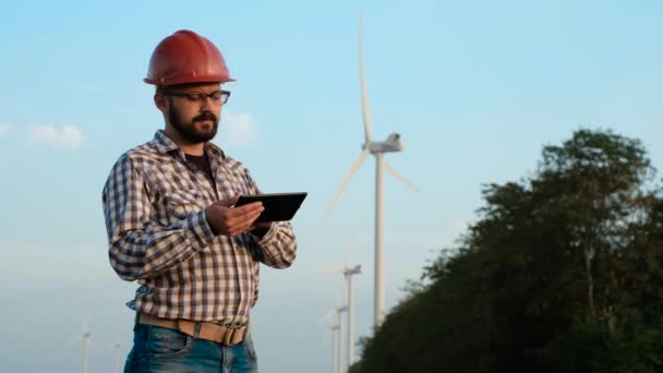 Onderzoeker analyseert uitlezingen op windkrachtcentrale — Stockvideo