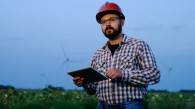 Mühendis-builder rüzgar türbinleri akşam arka planı.