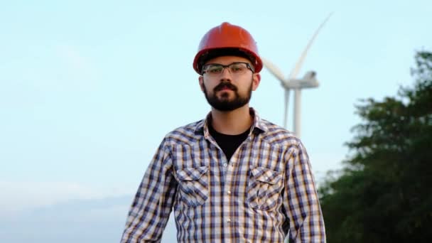 Portrét technik procesu v větrné turbíny elektrárny — Stock video