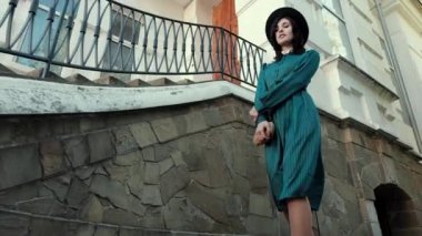 Görüntüyü bir vintage elbise ve şapka genç bir kız.