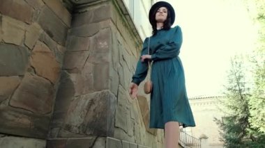 Görüntüyü bir vintage elbise ve şapka genç bir kız.