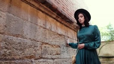 Görüntüyü bir vintage elbise ve şapka genç bir kız.