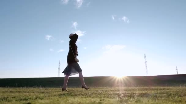 Happy girl with a hat and barefoot runs in the middle of the steppe in the autumn sunny day. — Stock Video