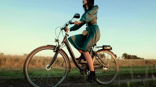 Jeune fille dans un chapeau et avec un vélo dans la steppe . — Video