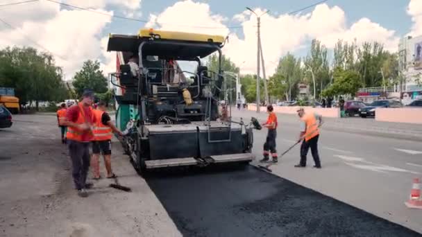 Réparer les routes urbaines. Tournage en mode Timelapse . — Video