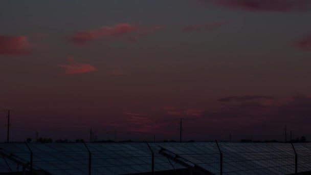 Belo pôr do sol sobre Solar Farm — Vídeo de Stock