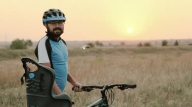 Genç bir bisiklet bir çocuk seat Bisikletli adam.