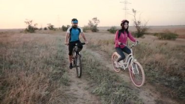 Mutlu bir evli çift sabah yürüyüşe Bisiklet.