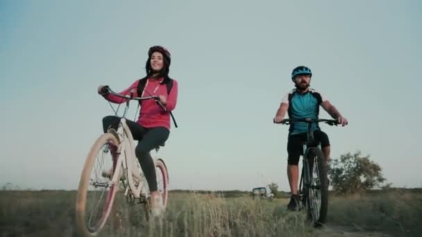 Ochtend wandeling van een gelukkig getrouwd stel op de fiets. — Stockvideo