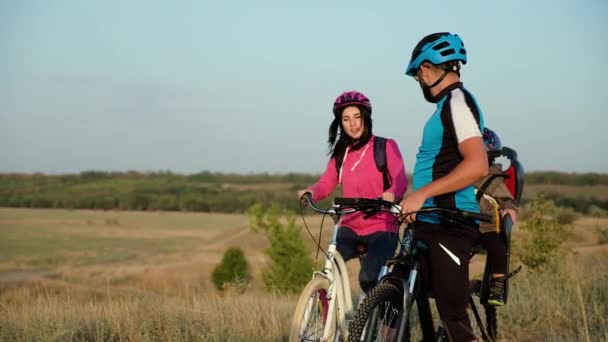 Утренняя прогулка счастливой супружеской пары на велосипедах . — стоковое видео