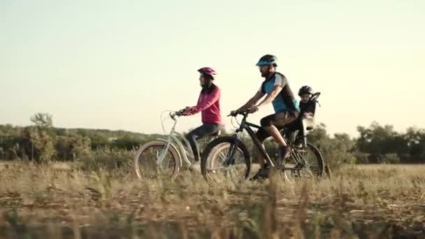 Paseo matutino de una feliz pareja casada en bicicleta . — Vídeos de Stock