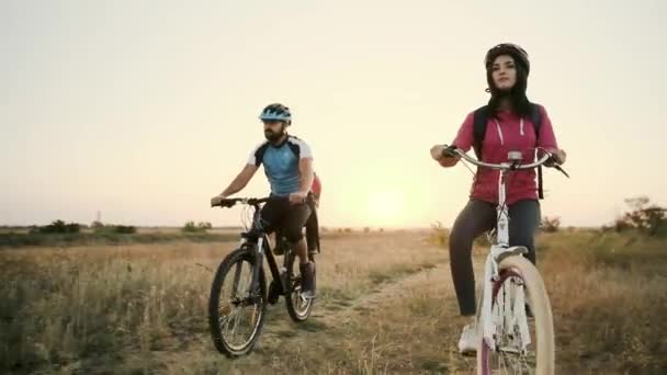 Morgonpromenad i ett lyckligt gift par på cyklar. — Stockvideo