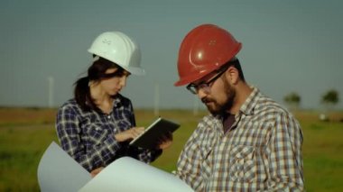 Her şeyi doğru olup iki mühendis bilgi tablet ve kağıt ve onay, büyük parça karşılaştırın