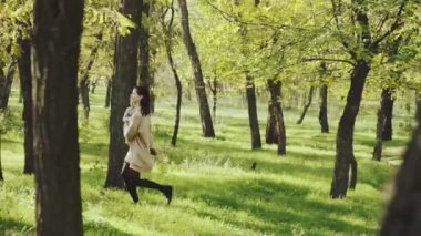 sonbahar parkta eğlenmek onun küçük oğlu olan genç anne